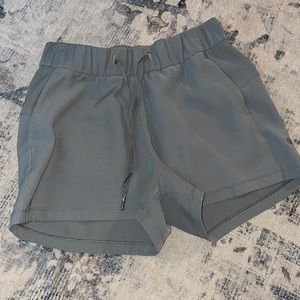 Lululemon on the fly shorts army green